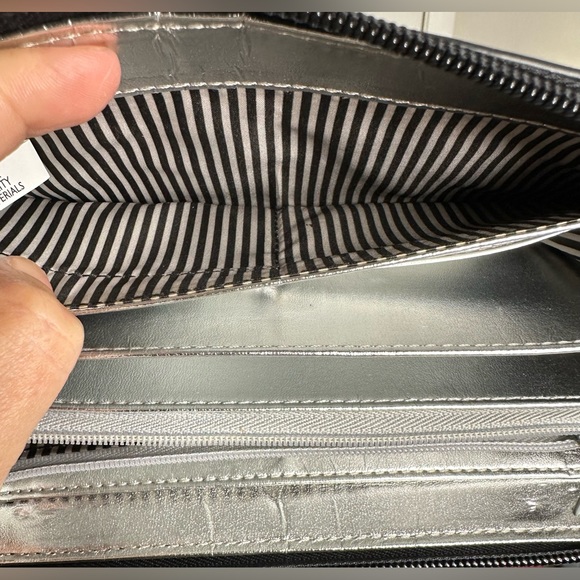 Nine West Wallet, snake skin style pattern, several compartments. - Picture 4 of 12